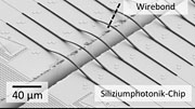Scanning electron microscopy: 3D-printed optical waveguide connecting two silicon photonics chips. (Photo: DELPHI/KIT)