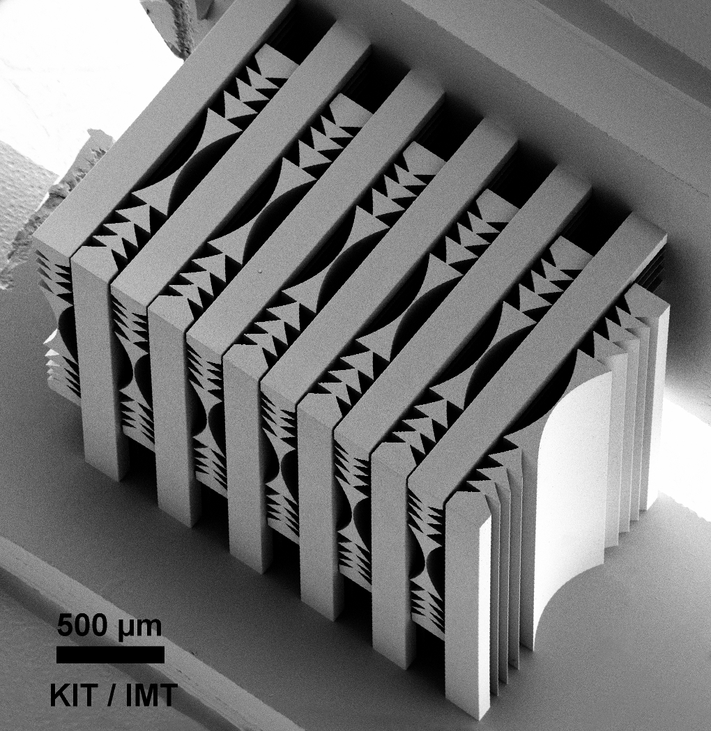 High-mlication microfabricated patterned structure with parallel comb-like layers, 500 µm scale.